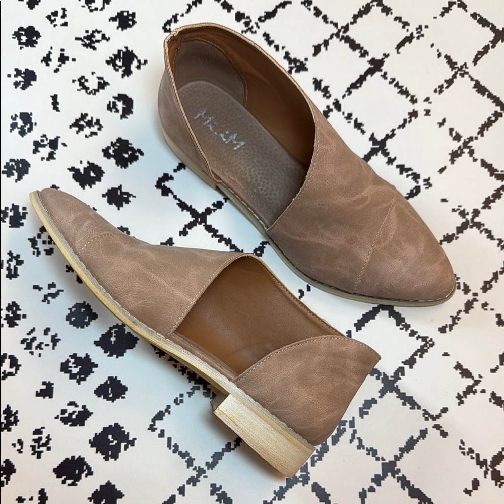 Mi.iM Tan Flats with Deep Side Cutouts - Women’s Shoes US Size 7 - EUC